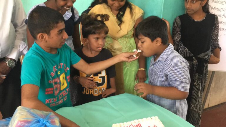 இவர்களின் புன்னகையில் இறைவனைக் காண..