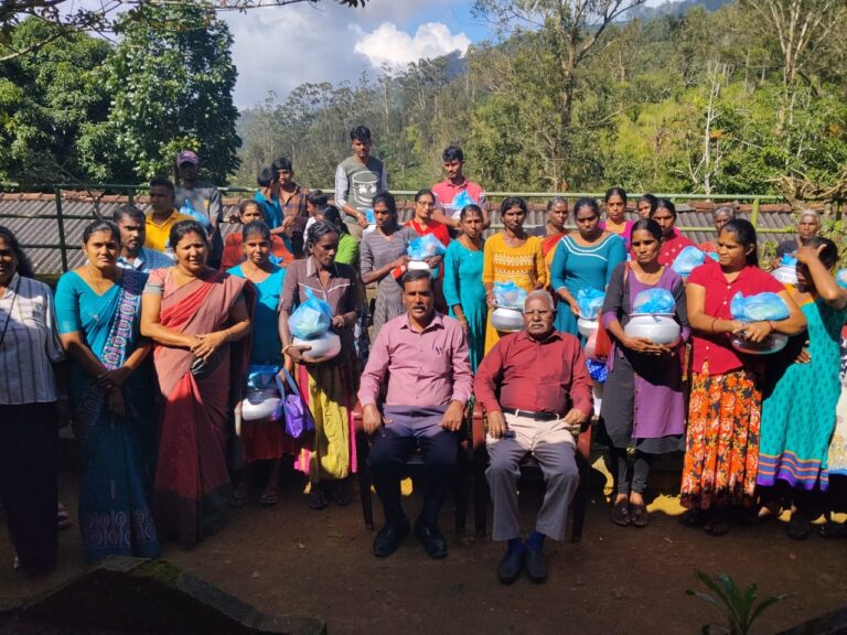 வெள்ளத்தின் சுவடுகள் தாண்டிய மலையக மக்களுக்கு பொங்கல் பொதிகள் !